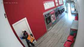 Vídeo del ladrón actuando en una lavandería de Zamora