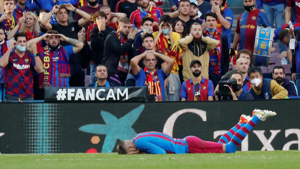 Piqué, tendido en el césped ante la mirada de los aficionados del Camp Nou