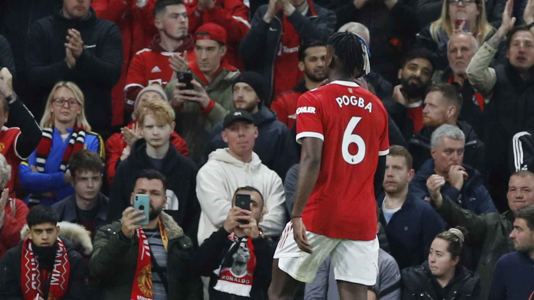 Pogba en un partido con el Manchester United en Old Trafford