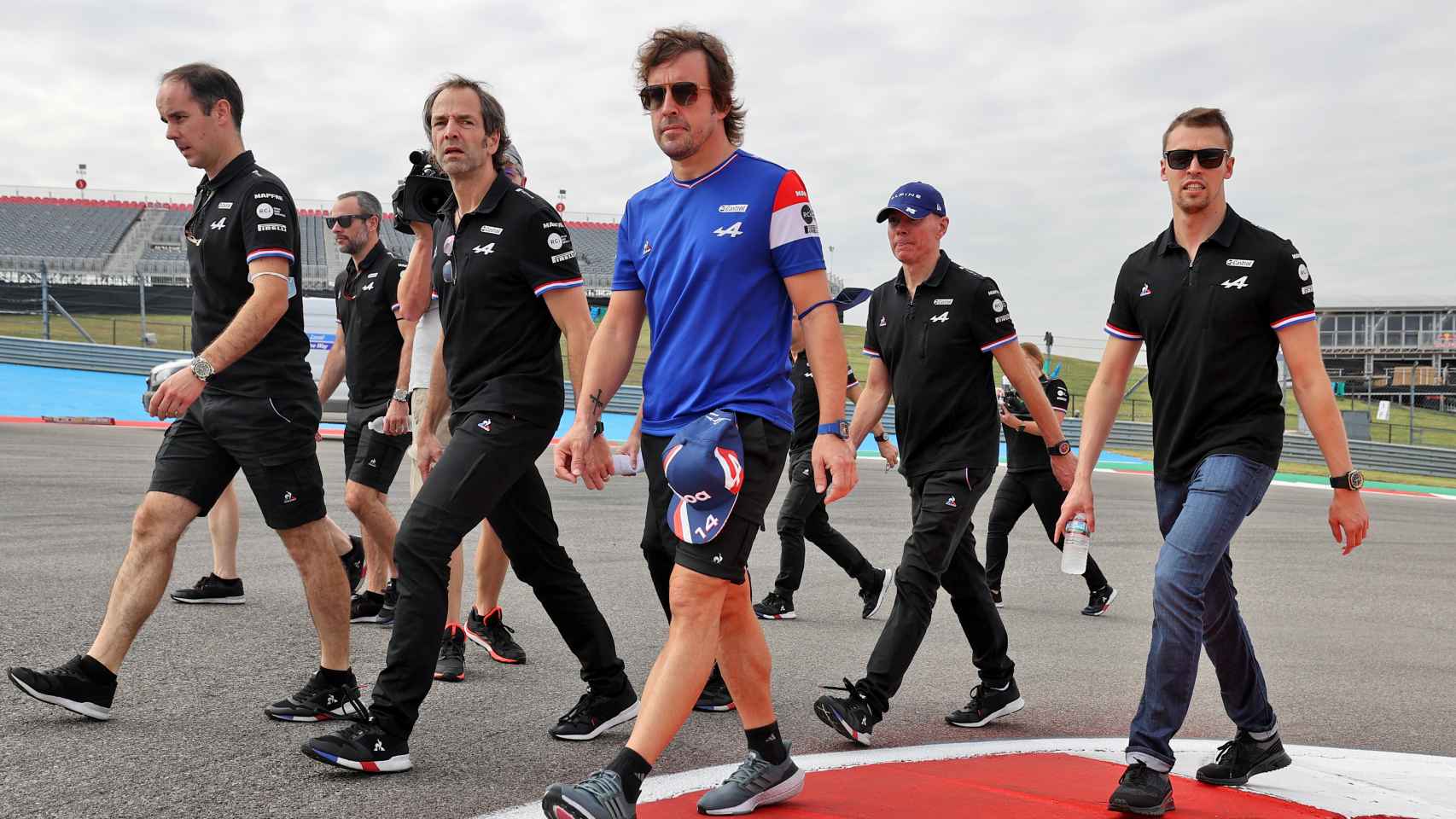 Fernando Alonso camina por el circuito de Austin junto a su equipo