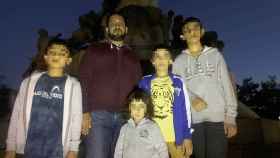 Wakil junto a sus cuatro hijos, el pasado martes en un parque de Valladolid.