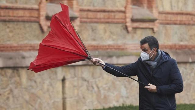 Pedro Sánchez no puede guarecerse de la tormenta, en Comillas (Cantabria).