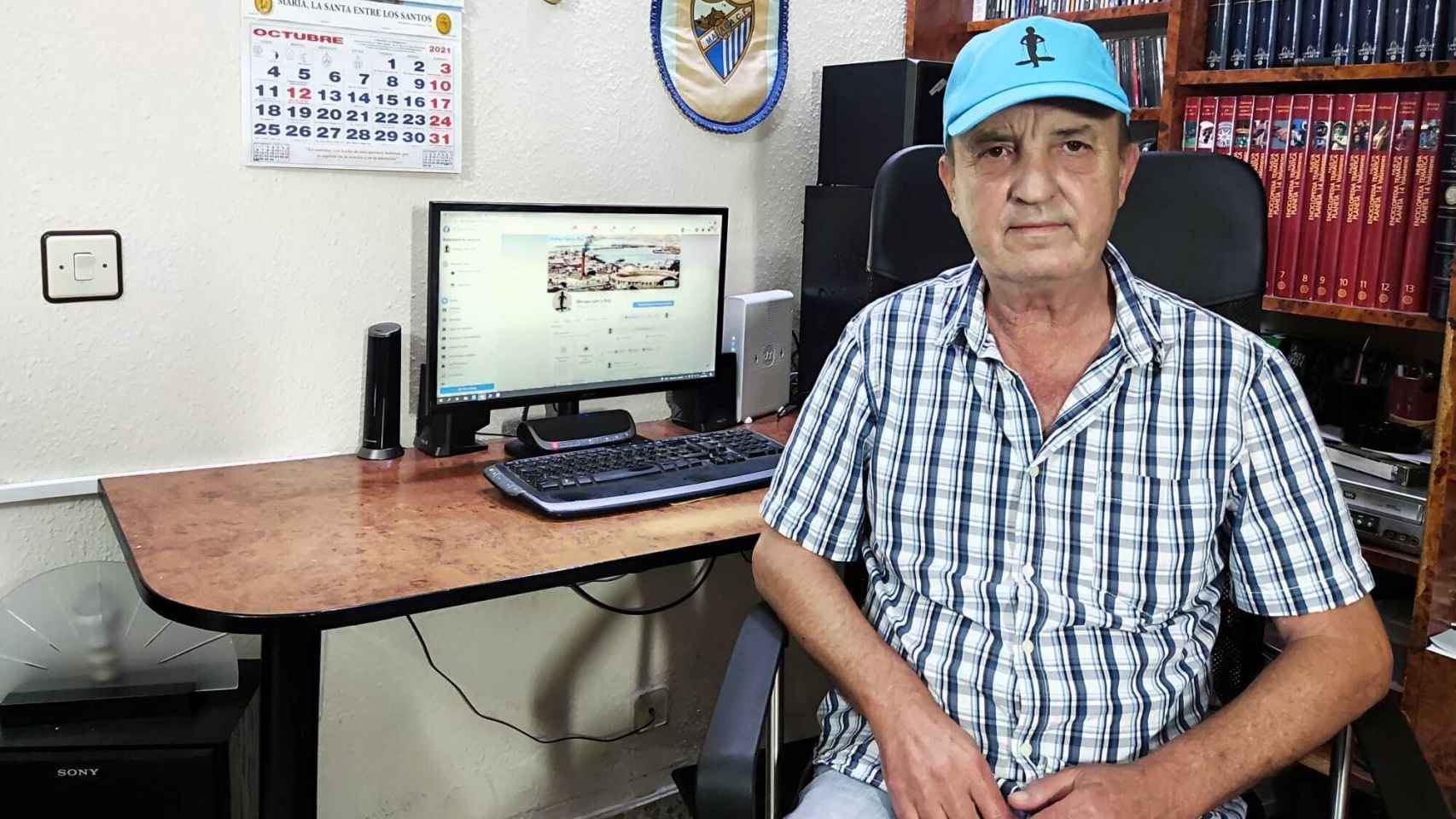 Manuel Olea, en una imagen frente al ordenador con la página Málaga ayer y hoy abierta.