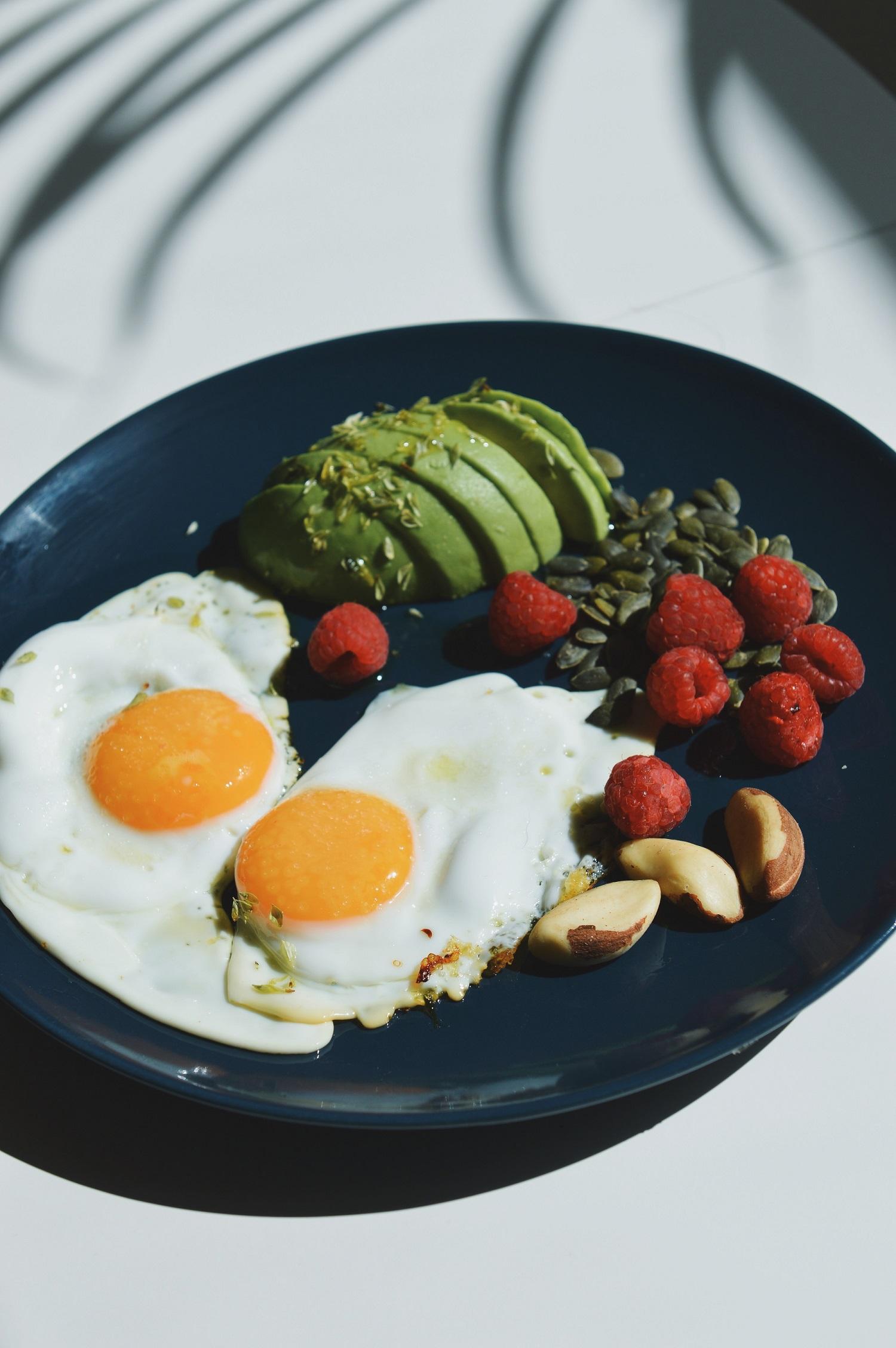 Desayuno salado con huevos, aguacate, frambuesas y frutos secos. Foto: Daniel Santalla