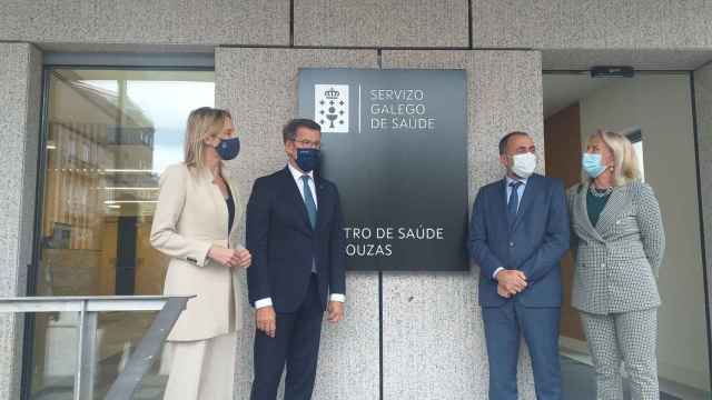 El presidente de la Xunta, Alberto Núñez Feijóo, junto al conselleiro de Sanidade, Julio García Comesaña; la delegada de la Xunta en Vigo, Marta Fernández-Tapias, y Corina Porro, a las puertas del nuevo centro de salud de Bouzas