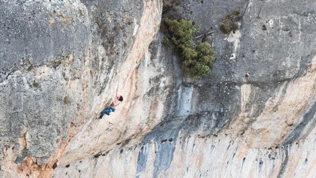 Álex Garriga escalando. Foto: UCLM