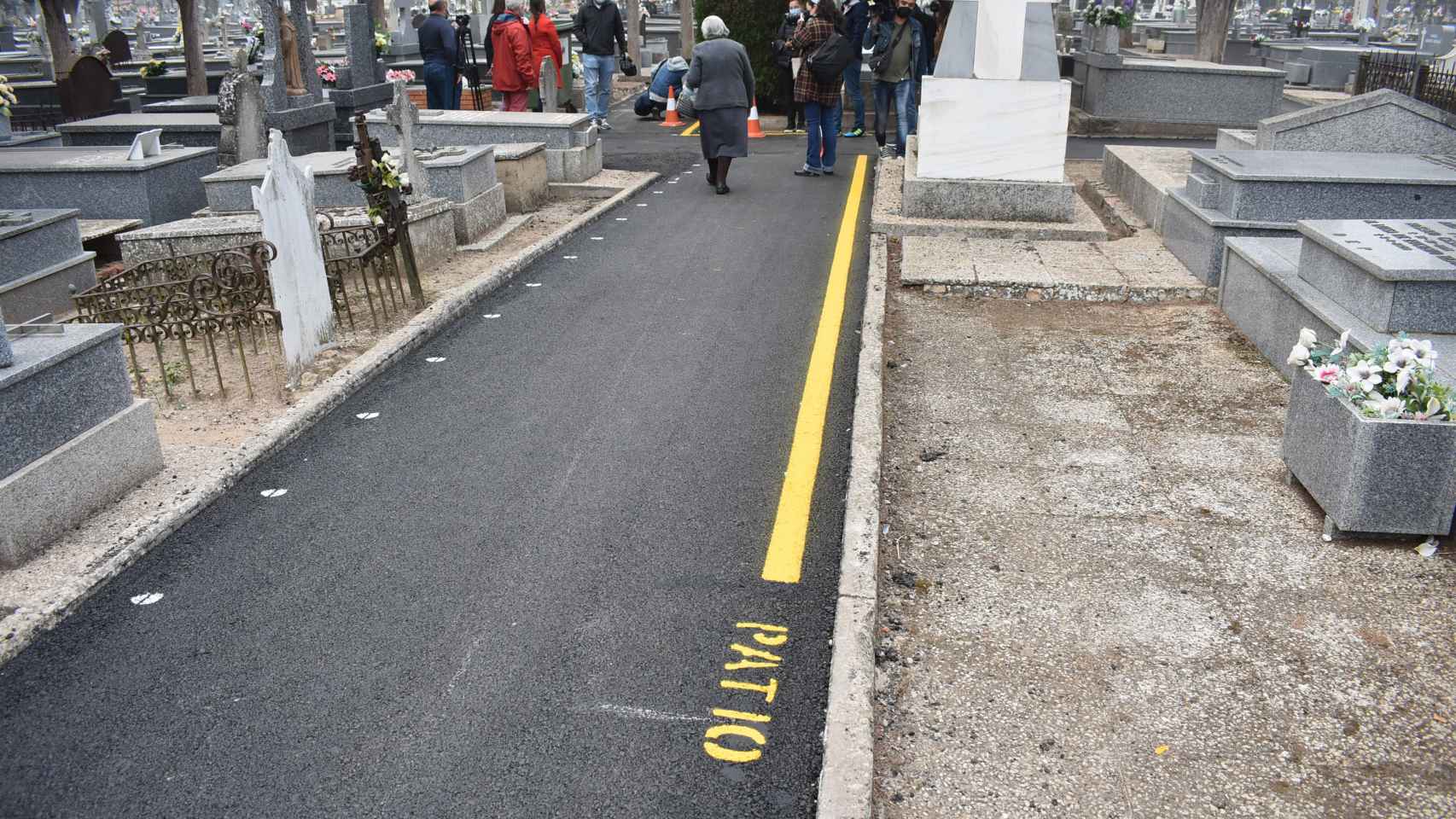 Obras de asfaltado en el cementerio de Ciudad Real.