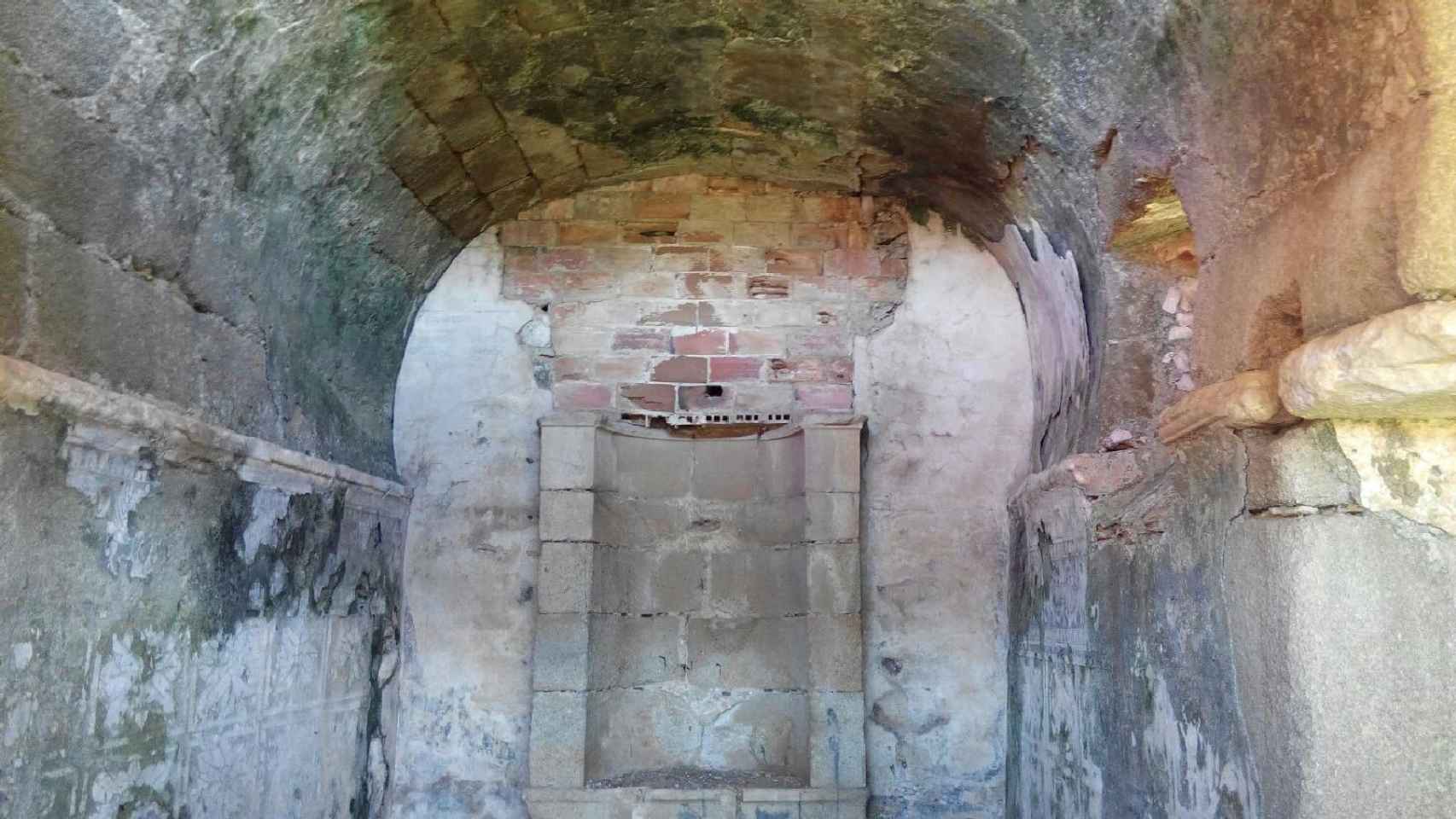 La bóveda del interior con el nicho al fondo.