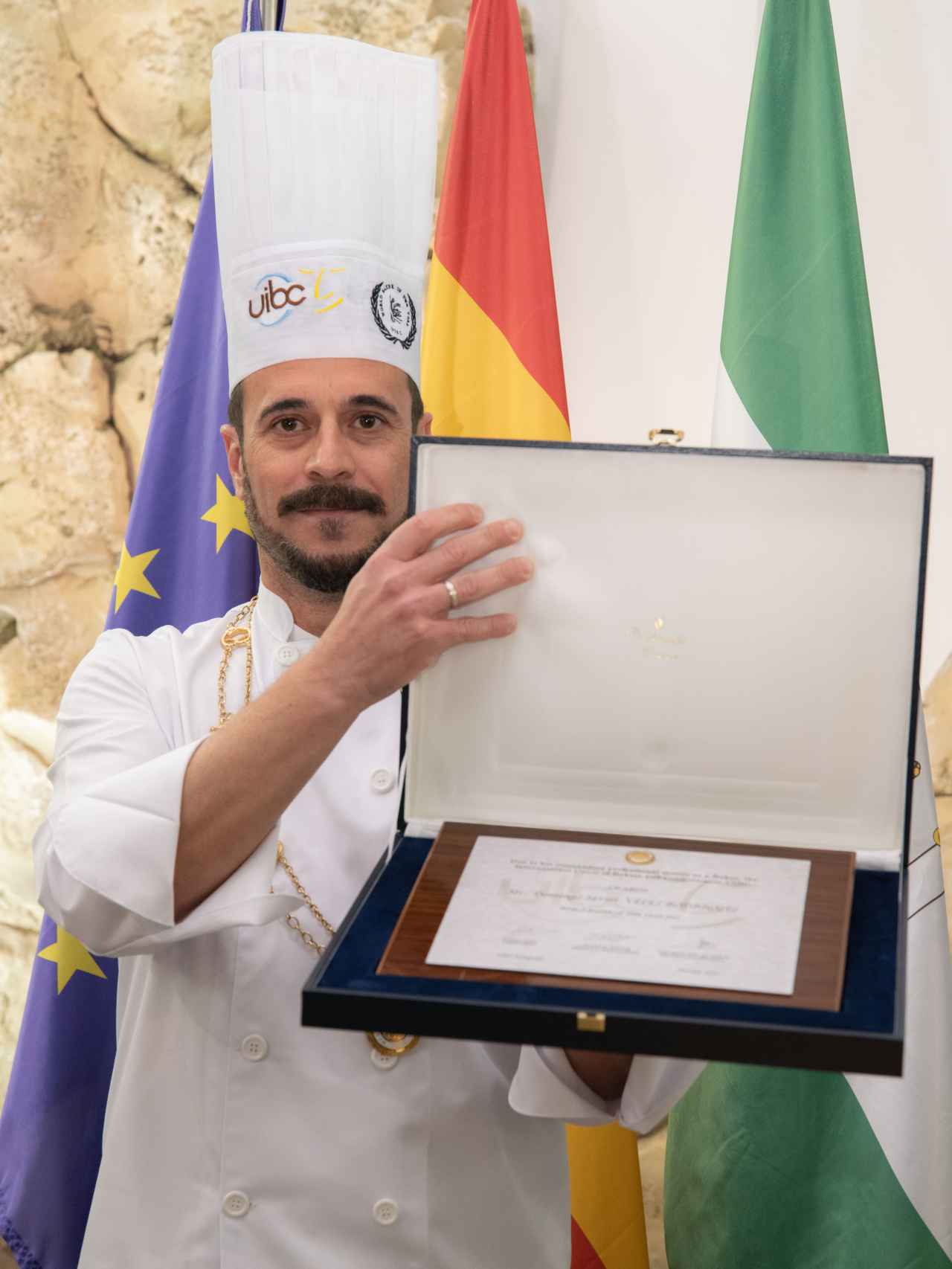 Domi Vélez posa junto al título que le acredita como el mejor panadero del mundo en 2021.
