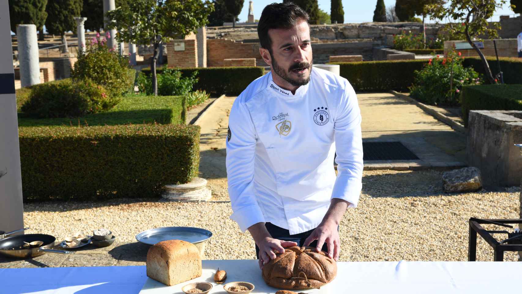 Domingo Vélez ha ayudado a recuperar panes y recetas que datan del siglo I.