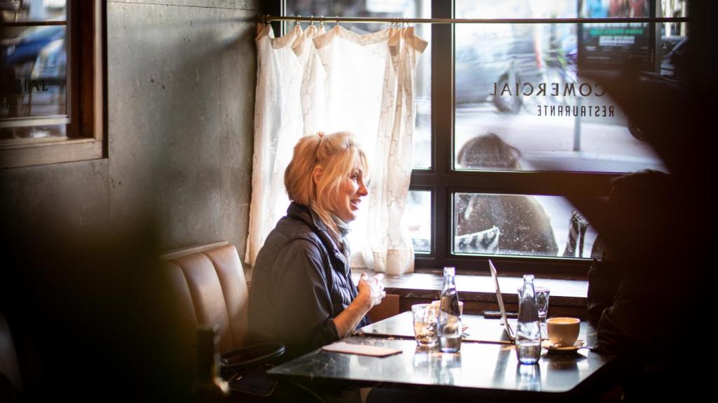 Lola Ruiz-Ibárruri en el Café Comercial, en conversación con este periódico.