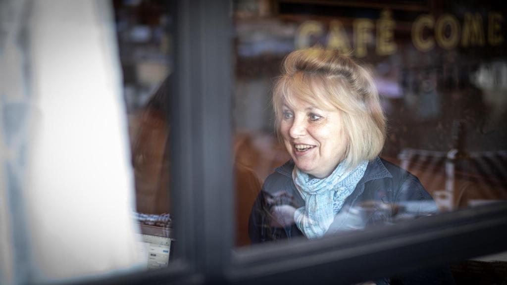 Lola Ruiz-Ibárruri en el Café Comercial, con conversación con este periódico.