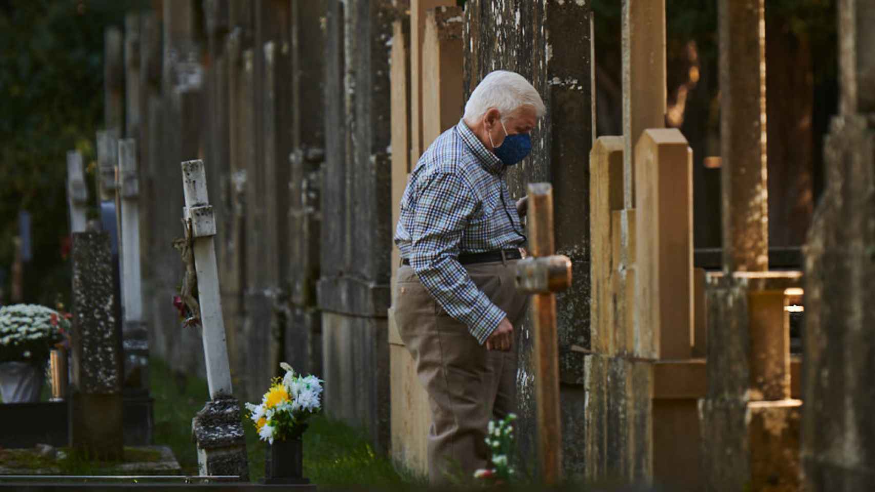 Un hombre acude a un cementerio en la Comunidad foral de Navarra con motivo de la festividad de Todos los Santos.