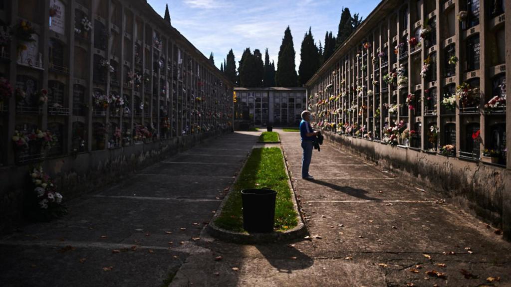 Celebración del día de Todos los Santos en el cementerio de San José de Pamplona.