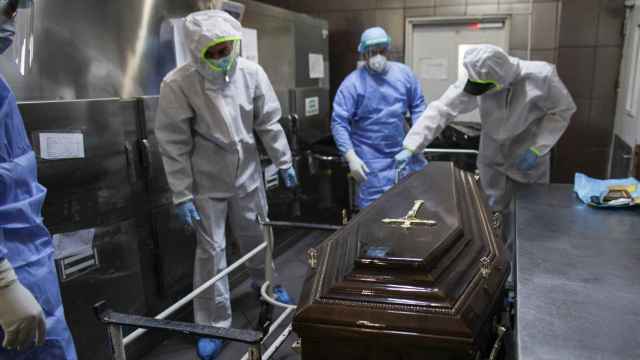 Varias bolsas con cadáveres en un hospital de Bucarest.