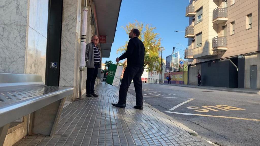 El obispo, en Manresa, dándose cuenta de que se ha equivocado de parada de bus.