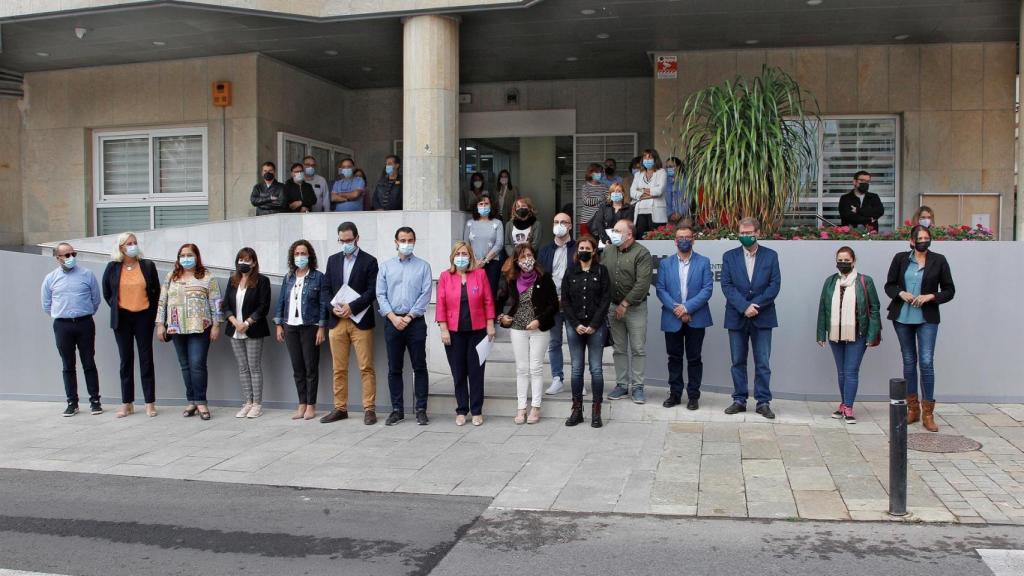 Minuto de silencio a las puertas del ayuntamiento de Torrevieja.