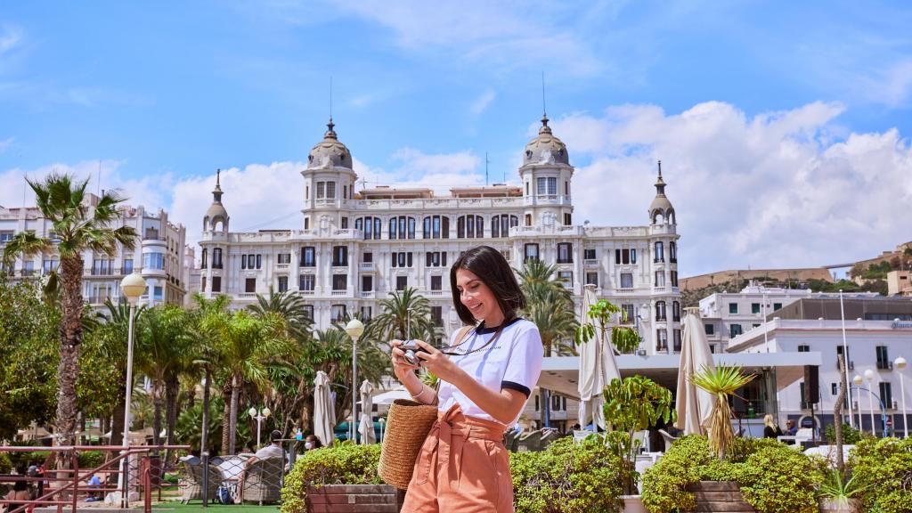 Una turista en Alicante ciudad.