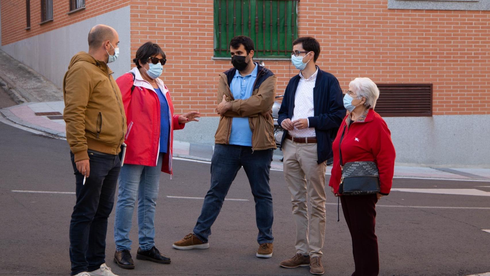 Visita de los concejales socialistas al barrio Blanco