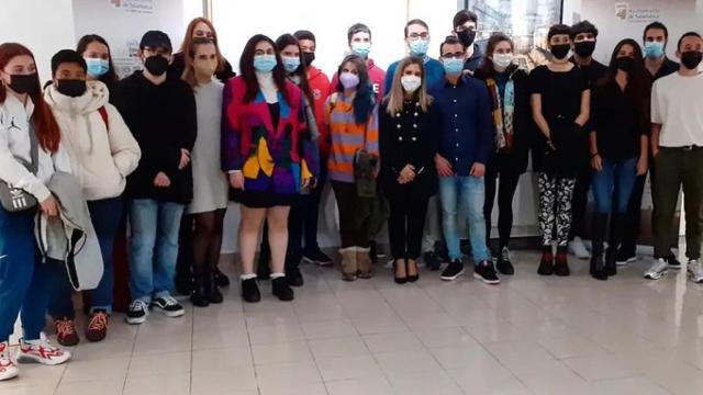 Foto de familia de los premiados en el Espacio Joven