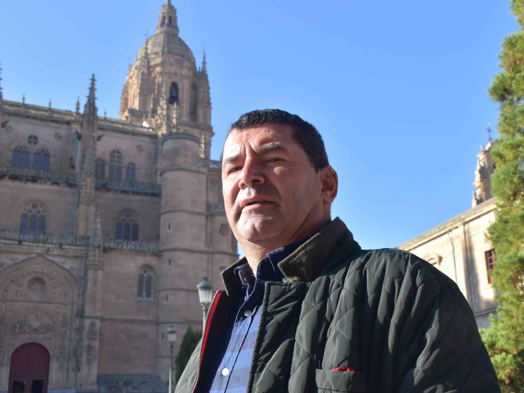 Ángel Rufino de Haro, 'El Mariquelo', ante la Catedral de Salamanca