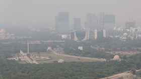 Vista de Nueva Delhi, India, sumida en una densa nube de contaminación.