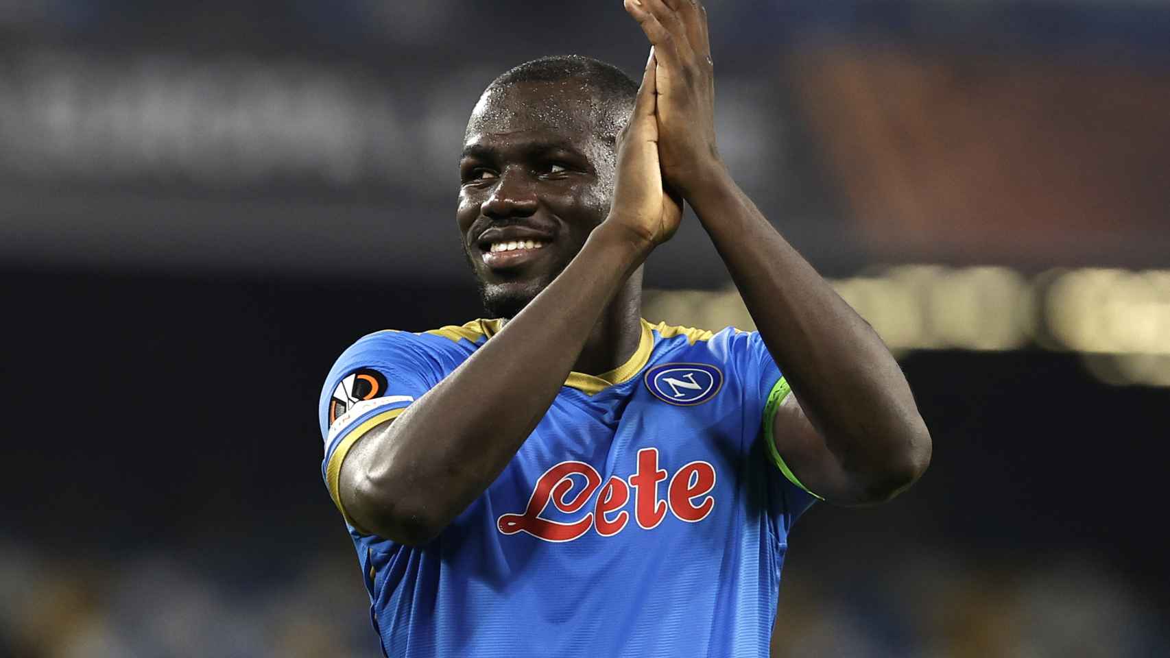 Kalidou Koulibaly saluda a la afición del Nápoles