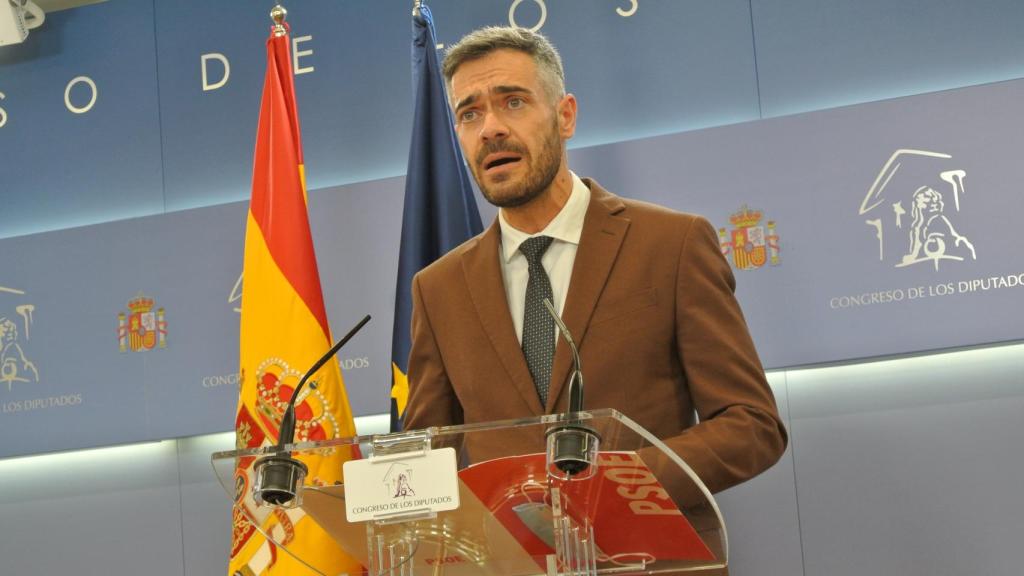 Felipe Sicilia, portavoz del PSOE, durante su rueda de prensa en el Congreso.