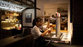 Una camarera trabaja en un establecimiento de Barcelona.
