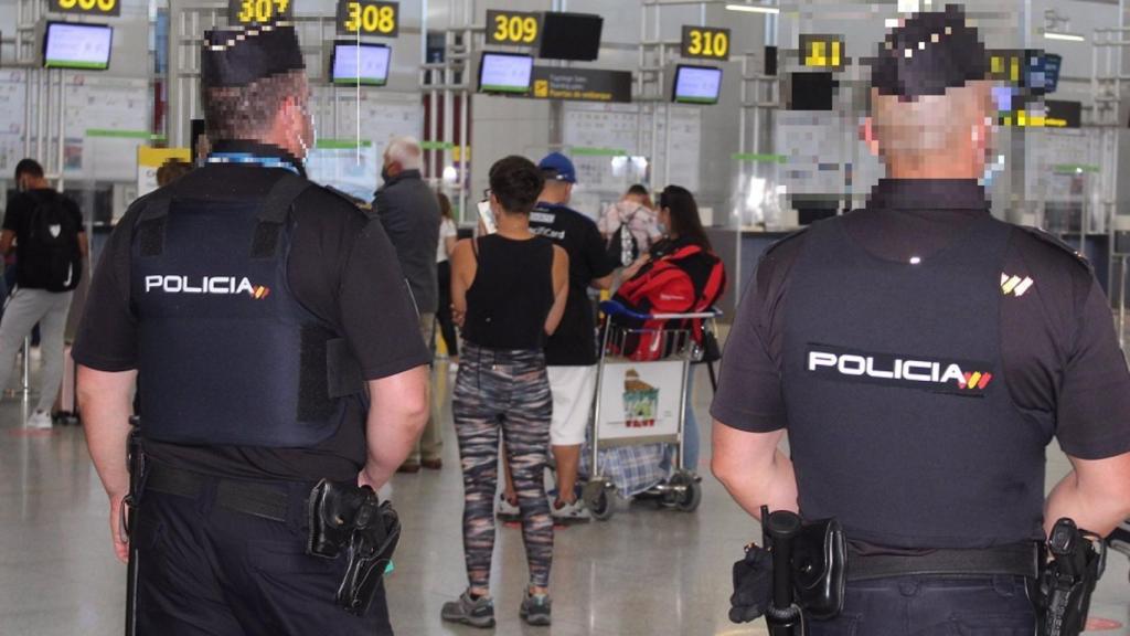 La Policía Nacional en el aeropuerto de Málaga.