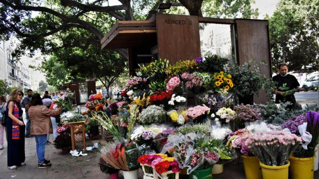 Uno de los puestos de flores en la Alameda principal.