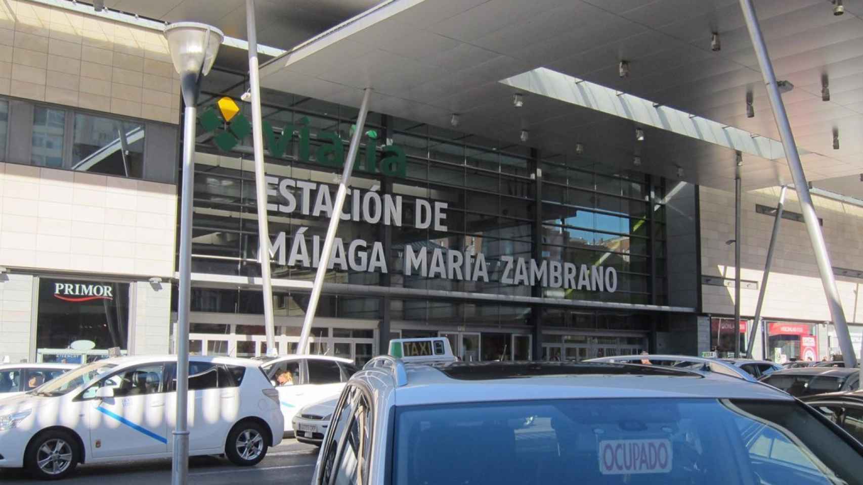 Varios taxis junto a la estación de trenes Málaga María Zambrano.