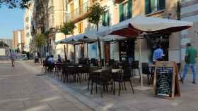 Mesas y sillas instaladas por uno de los bares de la Alameda Principal de Málaga.