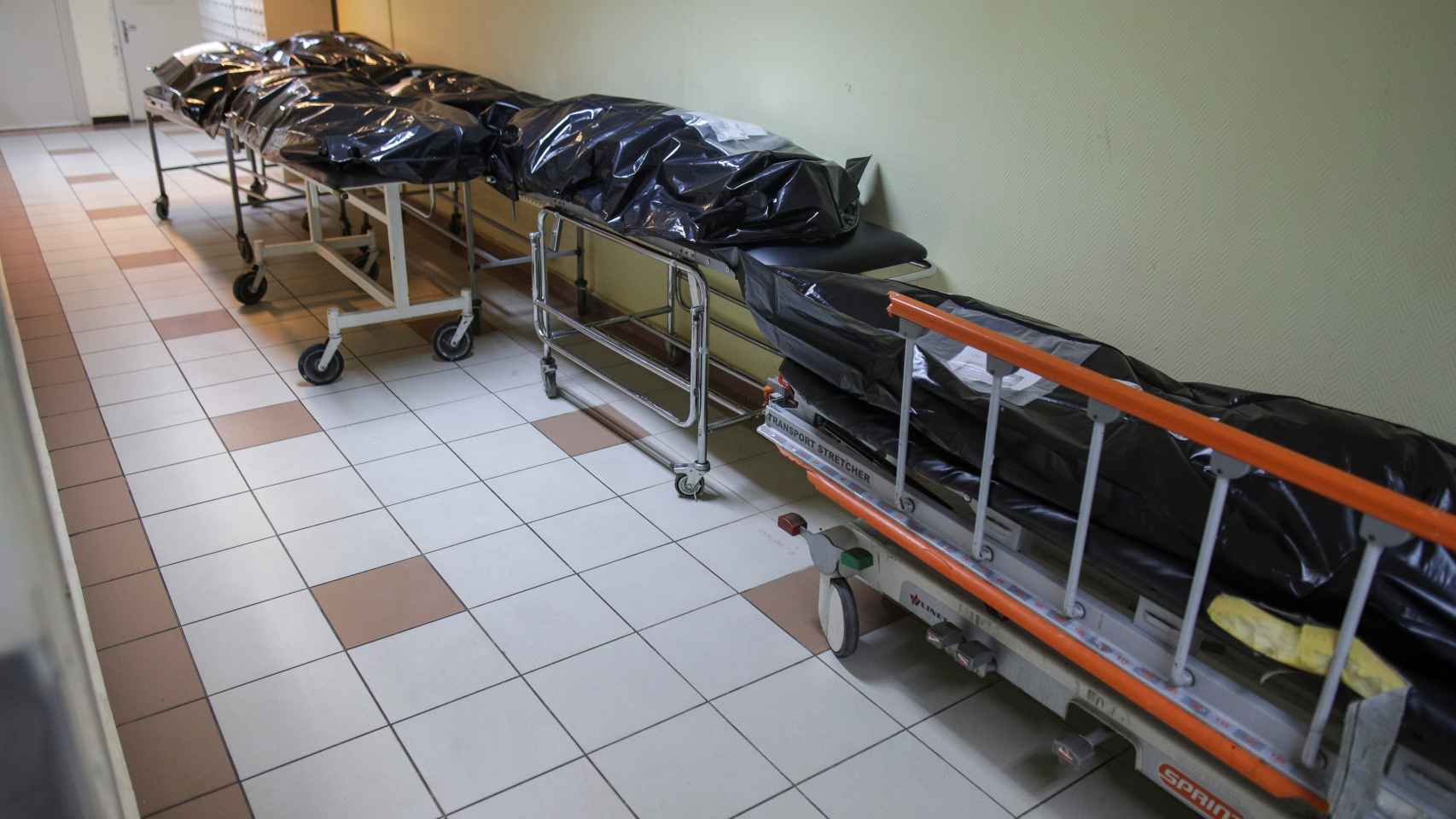 Varias bolsas con cadáveres en un hospital de Bucarest.