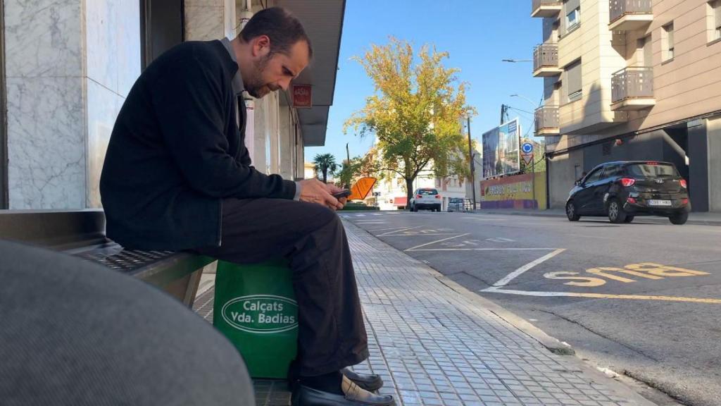 Xavier Novell, de repente, se sienta a mi lado en la parada del bus que hay frente a su casa. Ha perdido la luz de la liturgia.