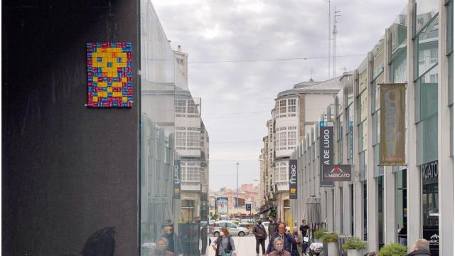 Xerión se viste de Samaín en A Coruña con una calavera de caramelos en la plaza de Lugo