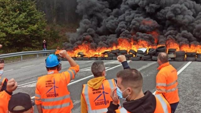 Trabajadores de Vestas cortan con una barricada de ruedas en llamas la N-540 en Viveiro (Lugo)