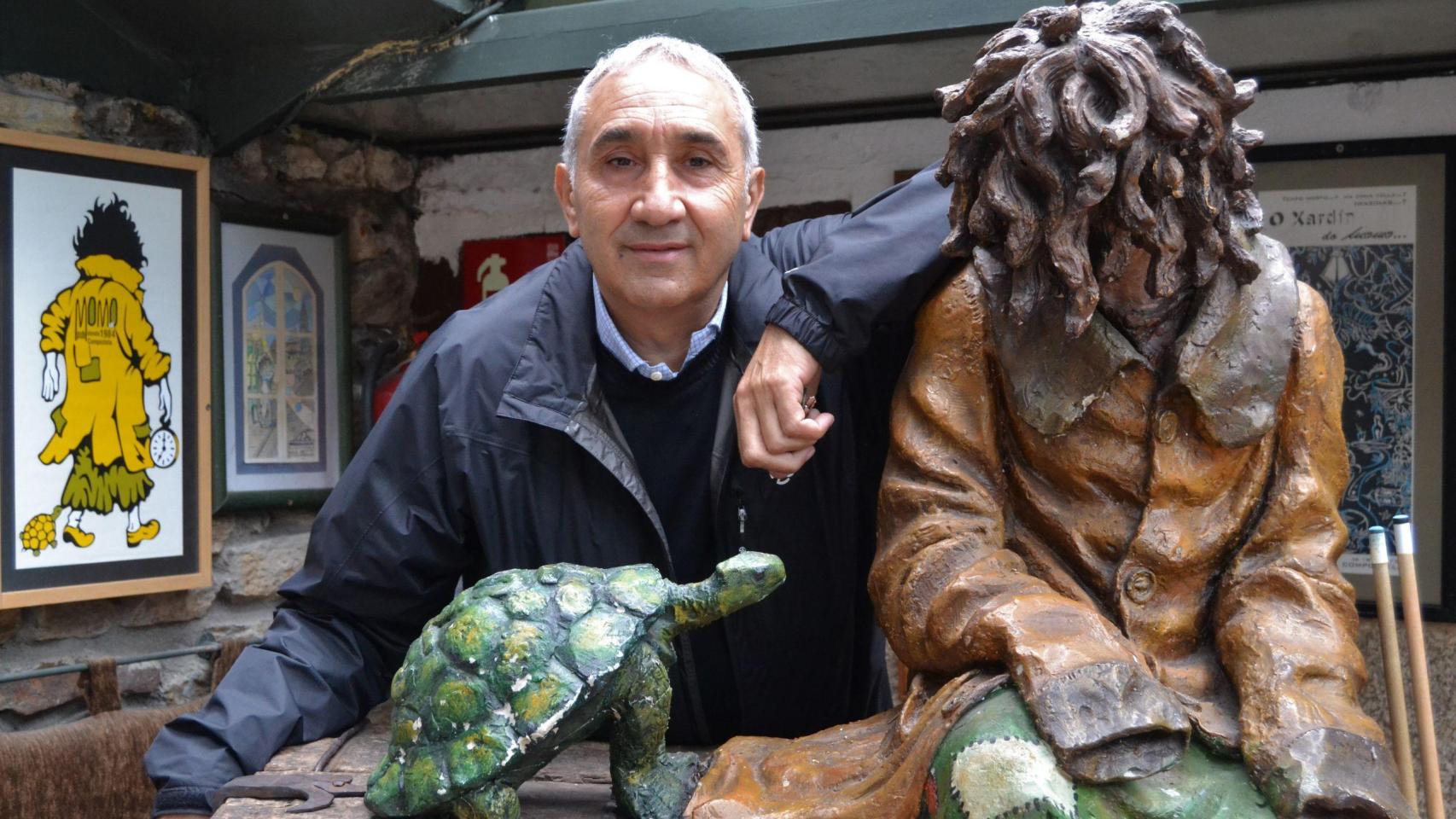 El propietario del Momo, Javier Rivera, junto a Momo y su tortuga Casiopea