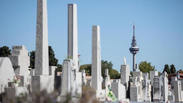 Vista de lápidas en el cementerio de la Almudena, en Madrid.