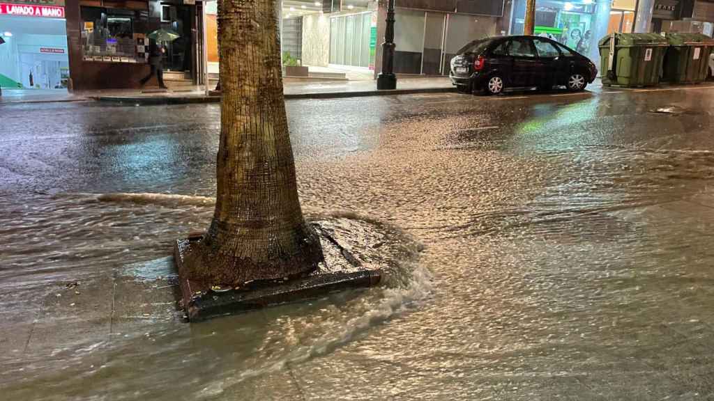 Una calle del centro de Vigo afectada tras fuertes precipitaciones.