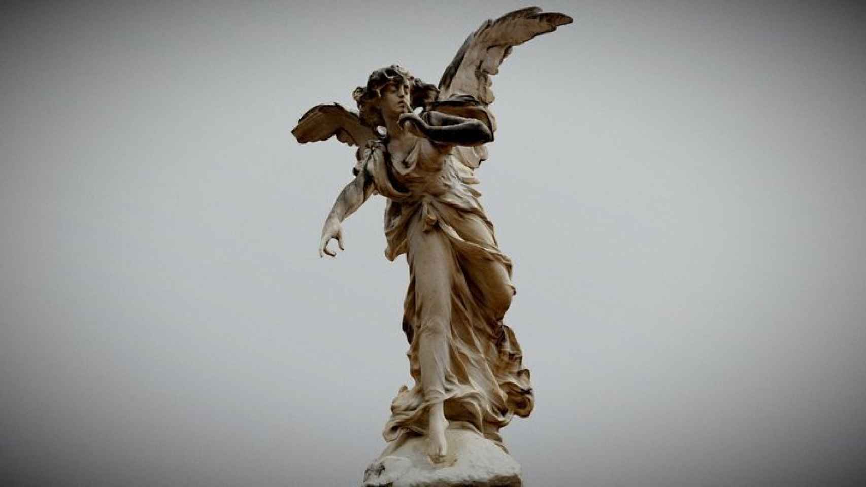 La escultura del Ángel del Silencio, en la entrada del recinto, se colocó expresamente para pedir silencio a los visitantes.