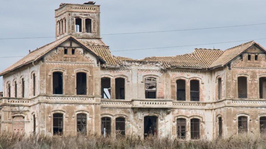 El casoplón del Cortijo Jurado nos echa su malévola mirada cuando pasamos con el coche camino del PTA.