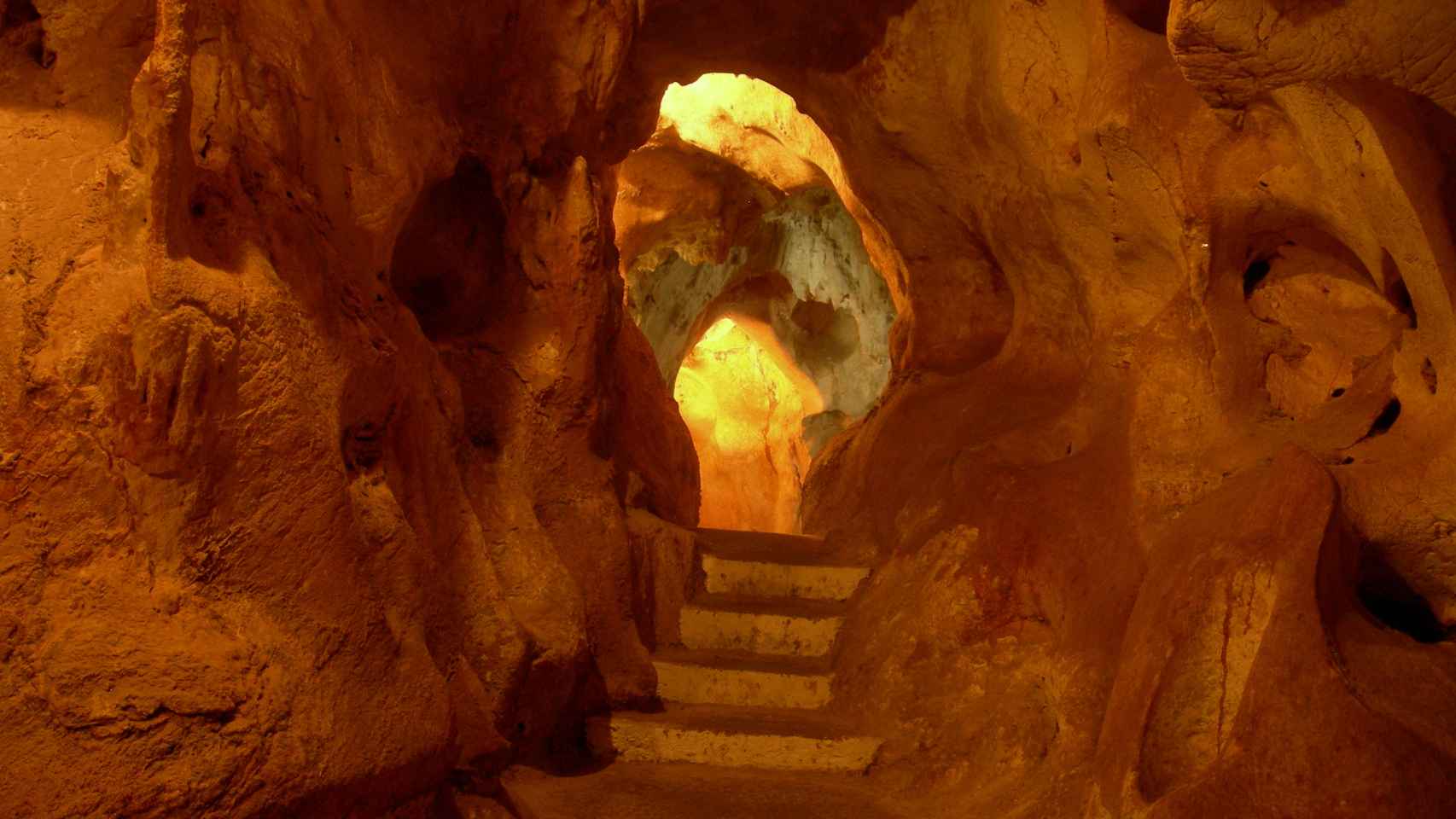 El suizo todavía se pasea por esta cueva donde lo misterioso se hace piedra.