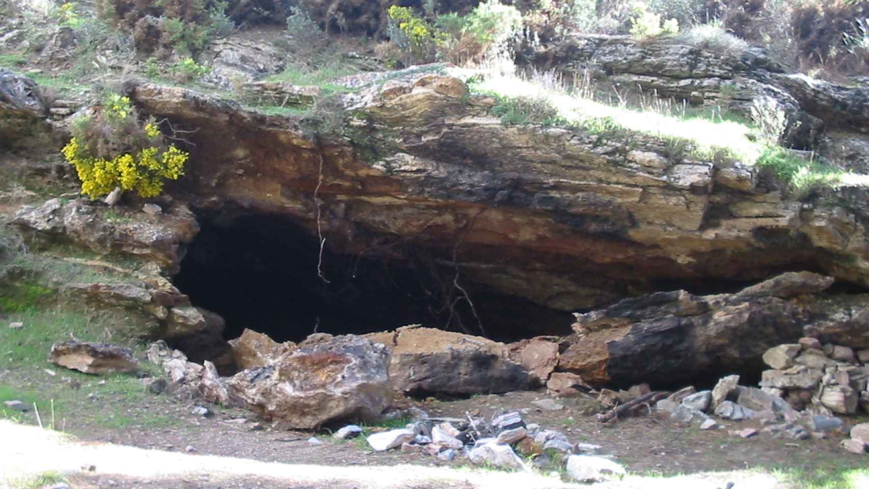 La entrada a la cueva de los Santones.