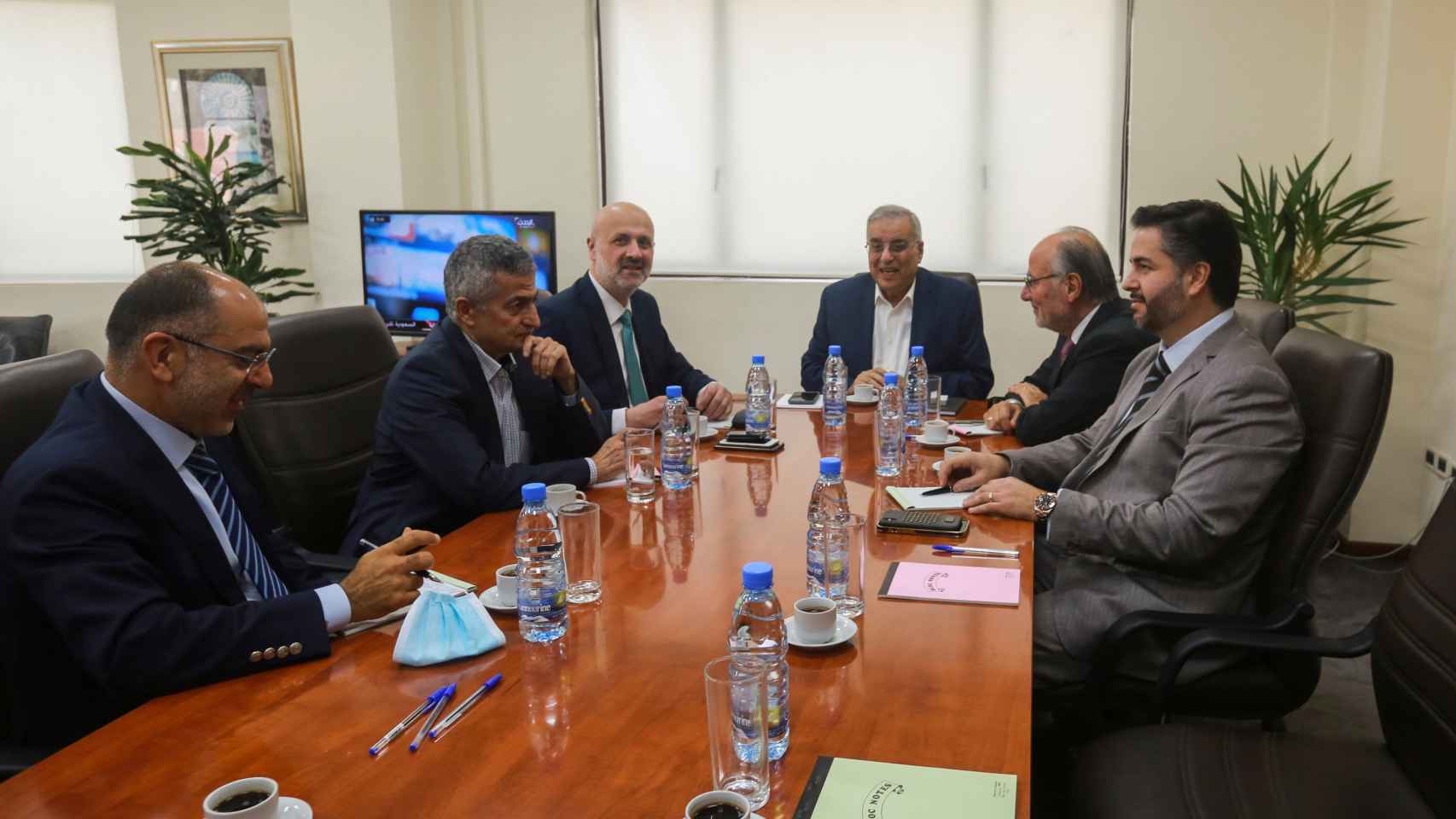 Miembros del Gobierno libanés reunidos para abordar la crisis diplomática.