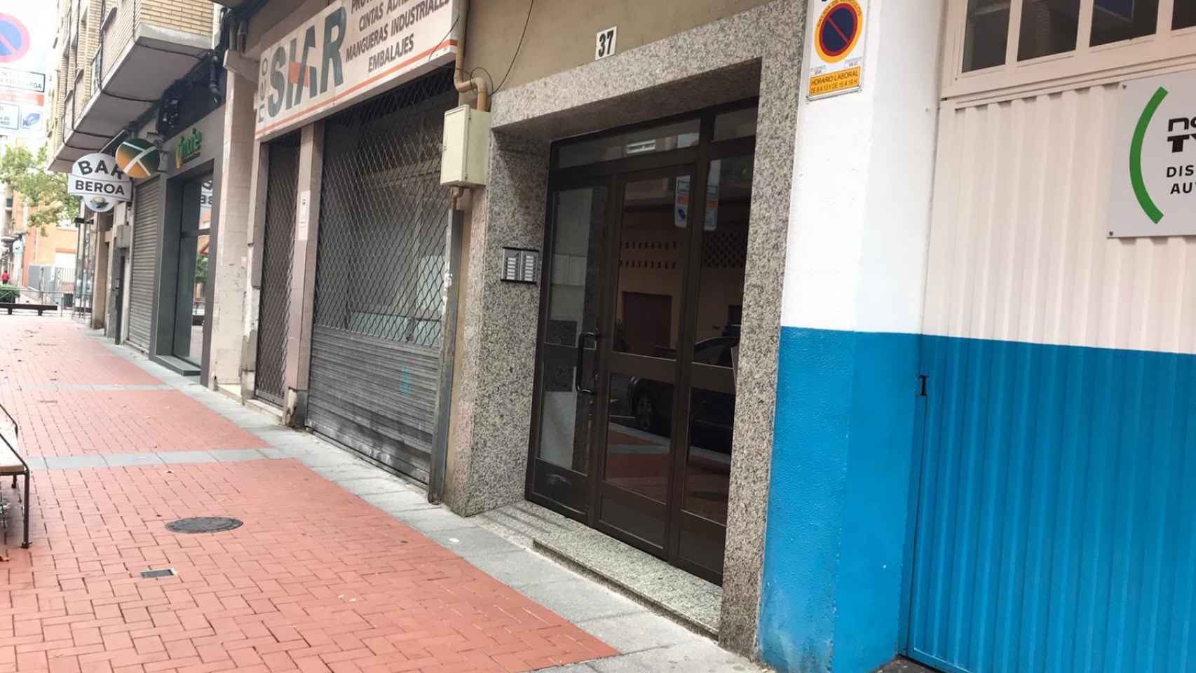 El portal número 37 de la calle  Vélez de Guevara.