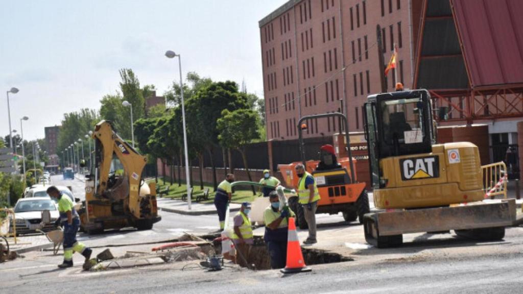 Varios operarios realizan obras en una calle de la capital salmantina