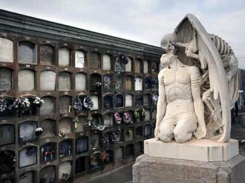 Escultura en un cementerio