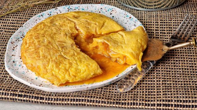 Tortilla de patata al estilo Betanzos, la receta en vídeo para no fallar