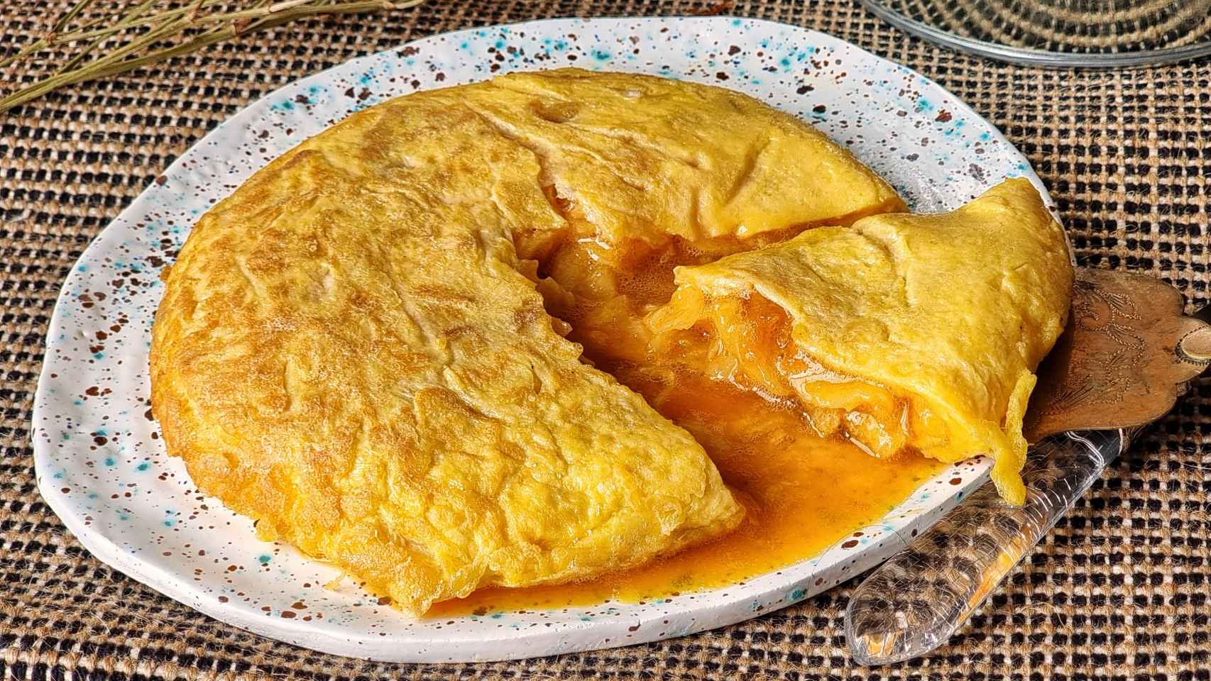 Una tortilla de patata poco hecha.